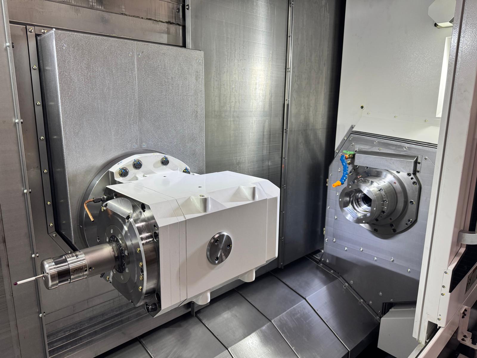 Hightech CNC-machine voor precisiebewerking van metalen onderdelen, met draai- en freesunit in een gesloten industriële werkruimte.